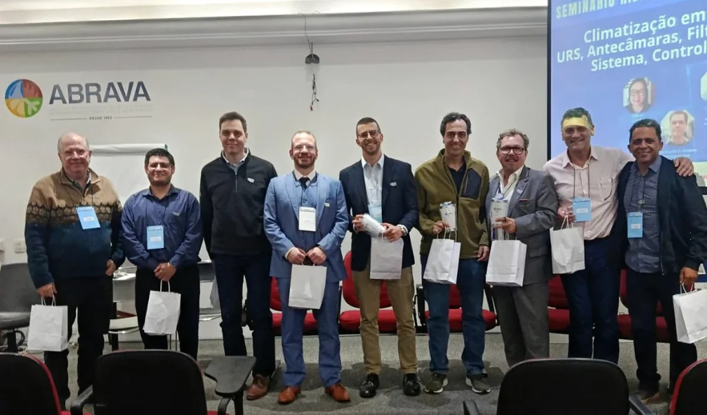 Registro com integrantes do Comitê de HVAC da ISPE Brasil: compartilhamento de conhecimento e troca de experiências durante o seminário.